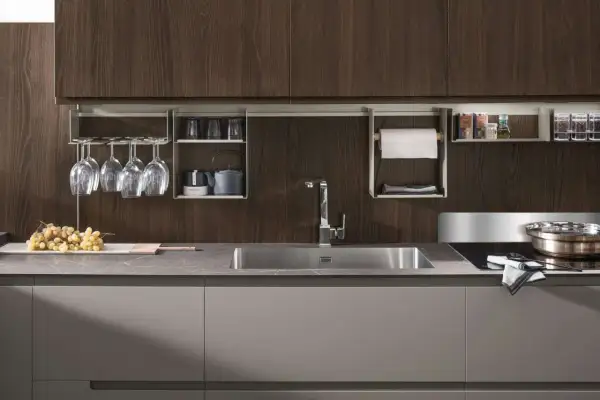 Cucina laccata opaca con pensili a giorno, porta bicchieri, lavello e piano cottura. Opinioni positive per questo design moderno.